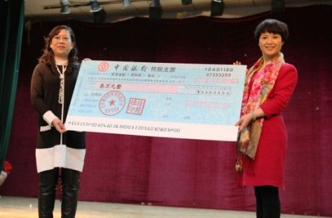 德法利集团公司零学院副院长冯芬代表公司向北京社会管理职业学院赠送助学奖