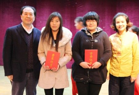 民政部社会福利司与慈善事业促进司彩票处处长王萍、德法利集团董事长兼总裁徐殿禄为一等奖获得者颁奖,并合影留念
